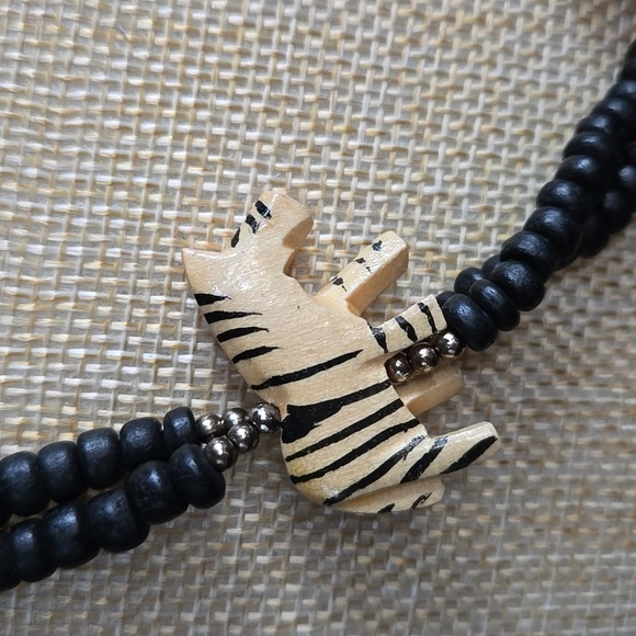 Vintage Necklace. Black Wooden Beads, Safari Animals. Excellent Condition. - Picture 2 of 10
